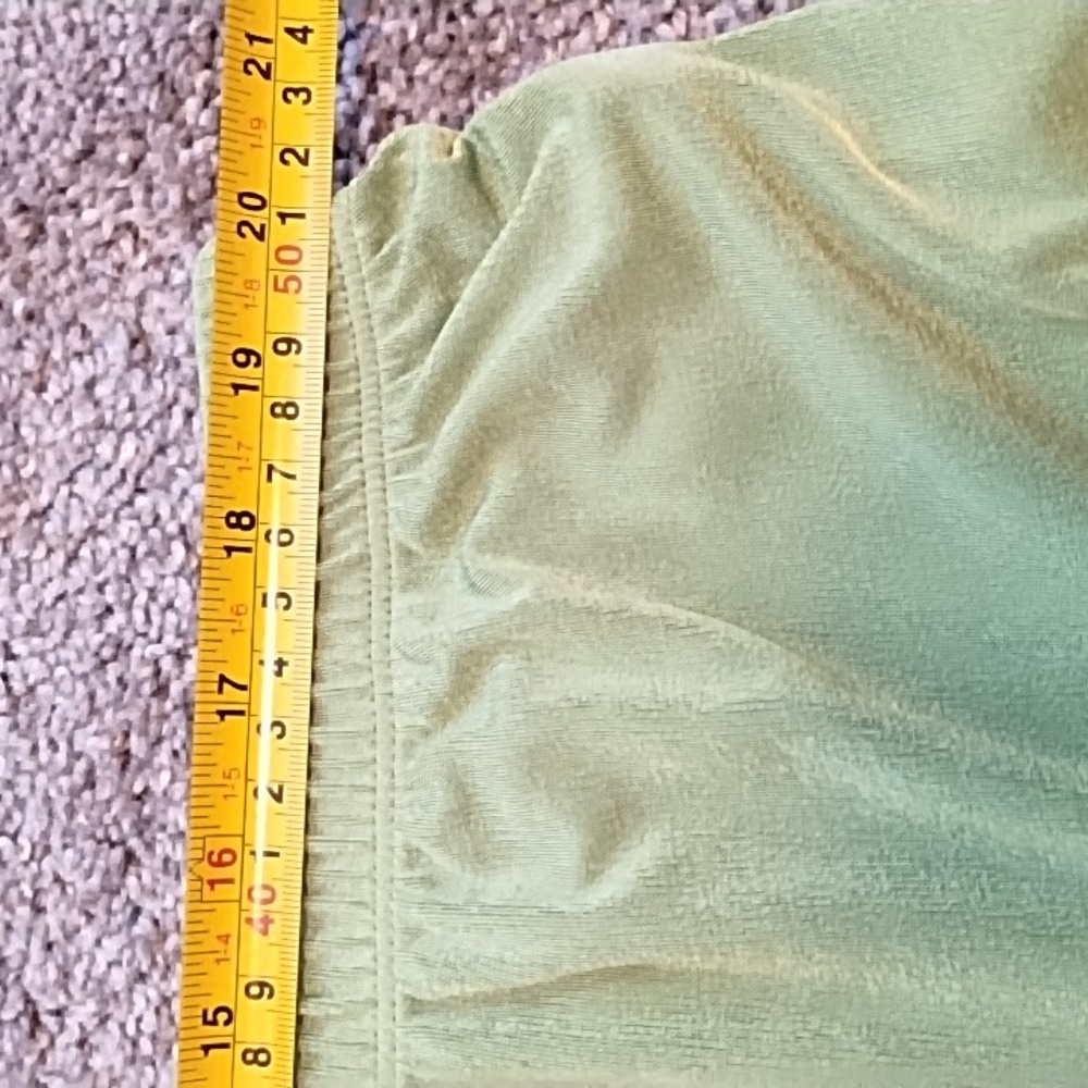 4/$16- NWOT-Carolyn Strauss 2 piece matching green shirt and shorts - Picture 11 of 12